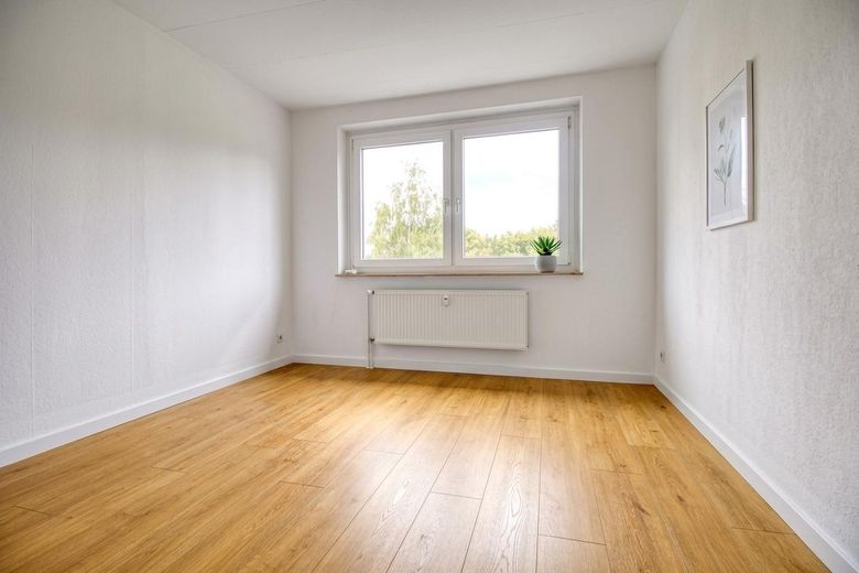 Erstbezug nach Sanierung: 4-Raum-Wohnung mit Einbauküche, Balkon & Autostellplatz – Schlafzimmer I