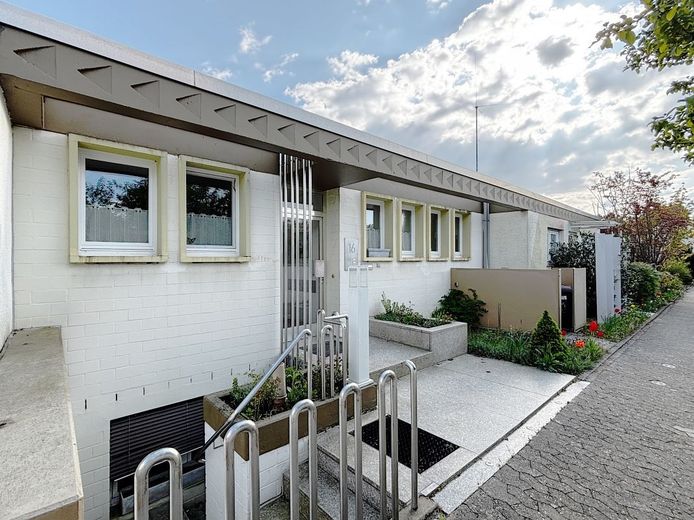 **RESERVIERT** Architektenbungalow + Einliegerwohnung + separate Büroeinheit in Feldrandlage von DA-Arheilgen – Architektenbungalow mit...
