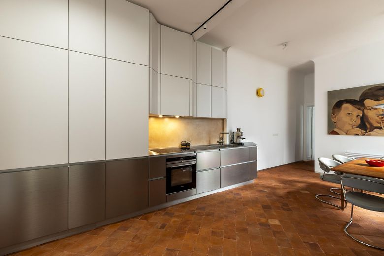 Einzigartige Wohnung | privater Eingang | bezugsfrei | ohne Provision – Cucina m. Flur zum SZ