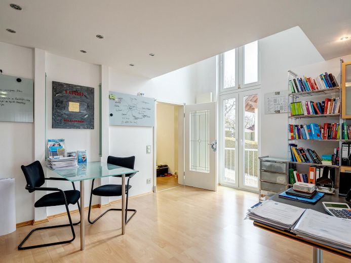 Wohnen, Arbeiten, Vermieten: Flexibles Raumwunder mit Anbau! – Büro