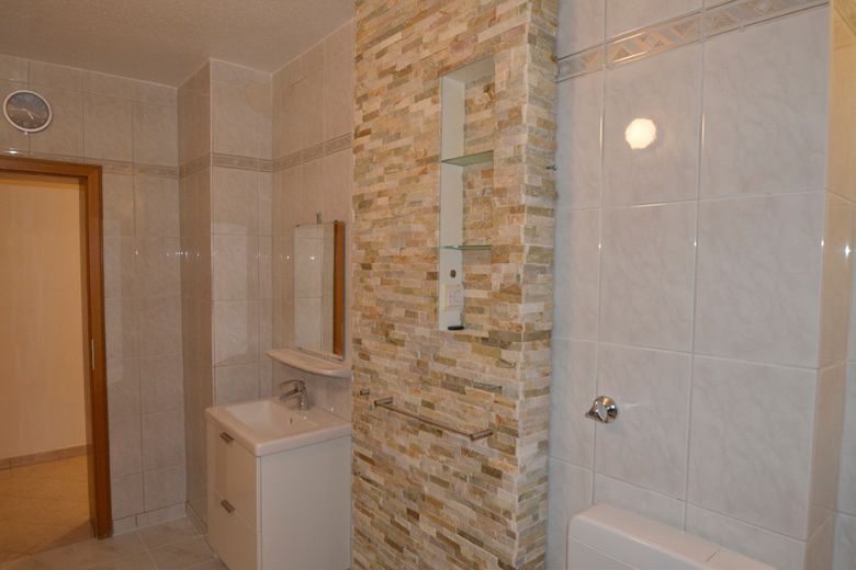 5 Zimmer Maisonett-Wohnung mit 2 Bädern und ca. 124 m² Wohnfläche im beliebten Langerfeld – Badezimmer unten