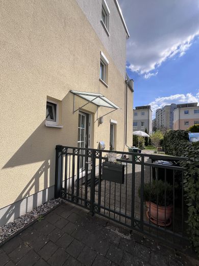 Family-friendly modern semi-detached house in a quiet development on the Havel – Haus seitlich mit Gartentor
