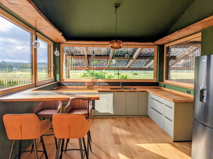 Traumhaftes Loftstudio mit grandiosem Blick in die Horlofftal-Auen.  Neubau Erstbezug. Möbliert. – Einbauküche 