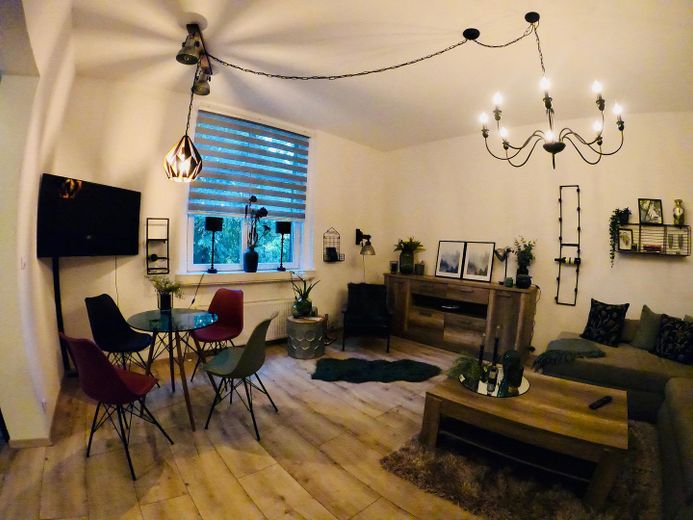 VOLL MÖBLIERTES WOHNEN IN MICHENDORF VOR DEN TOREN VON POTSDAM UND BERLIN – Wohnzimmer