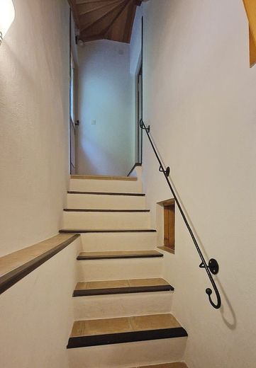 Zwischen alten Mauern und historischer Geschichte  -  Landhaus in idyllischer Lage – nostalgisches Stiegenhaus