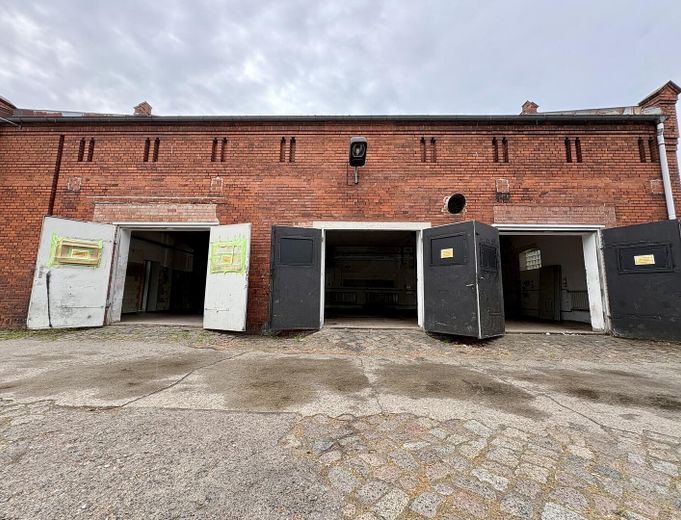 PROVISIONSFREI | KFZ-Werkstatt mit Lackierkabine & 17 Stellplätzen – 557 m² – Werkstatttore und Fahrzeugzufa