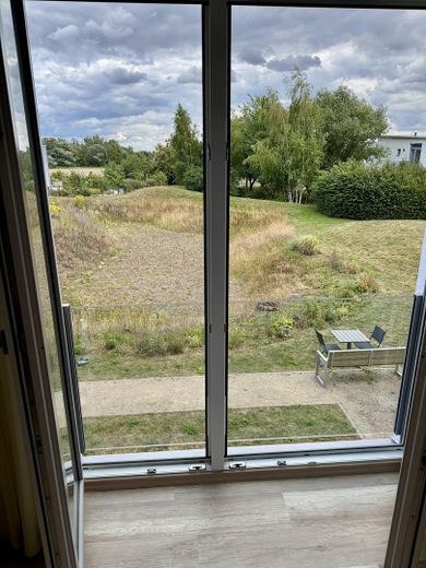 Zo goed als nieuw appartement in een meer-generatiewoning met garage, geschikt voor ouderen en drempelvrij – ...mit bodentiefen Fenstern
