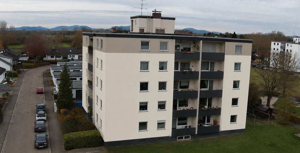 Jasne mieszkanie 3,5-pokojowe z balkonem, windą i nową łazienką – Außenansicht - KI-generiert