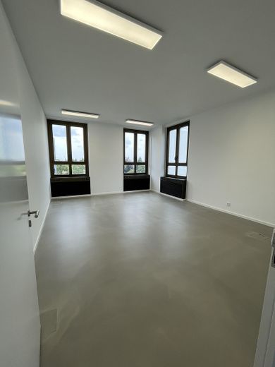 Einzelbüro erweiterbar bis ganze Etage Toplage-Sendling – Glasfaser – Aufzug – Parkplätze – Büroraum leer