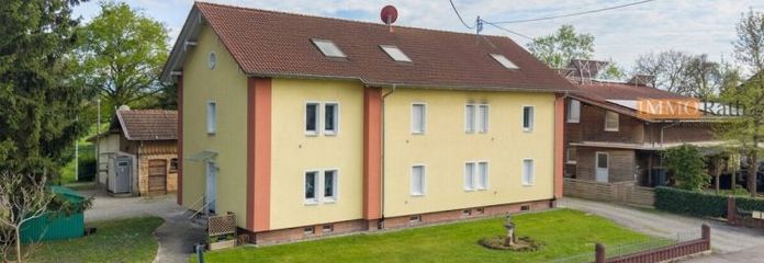 IMMORath.de - Charmantes Wohnen wie im Reihenendhaus mit eigenem Garten und zwei Stellplätzen