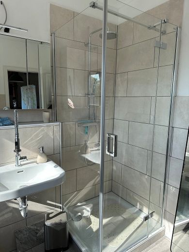 Einzimmerwohnung im Dachgeschoss, EBK, Fußbodenheizung im Duschbad – Badezimmer