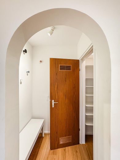 Mit sonnigem Balkon: Möbliertes Zimmer in großzügiger 2er WG – Flur - Bild b