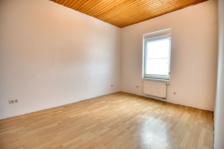 Bezugfsfreie 6 ZKBB mit XL-Panoramaterrasse &amp; Gemeinschaftsgarten | Gepflegtes 2FH mit Garage – Schlafzimmer_Bild1