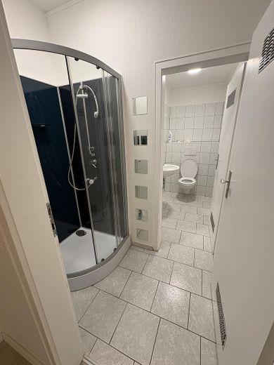 Renovierte und attraktive 4-Zimmerwohnung in top Lage! U.S. Army personnel are welcome! – Duschbad