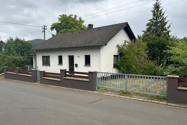 Casa unifamiliare ben tenuta con grande potenziale e terreno edificabile aggiuntivo a 54570 Neroth