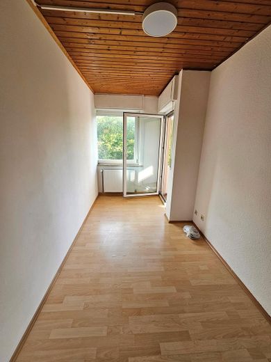 Kapitalanlage mit hoher Rendite: Helle sanierte Wohnung mit Balkon – klein Zimmer ca 9m²