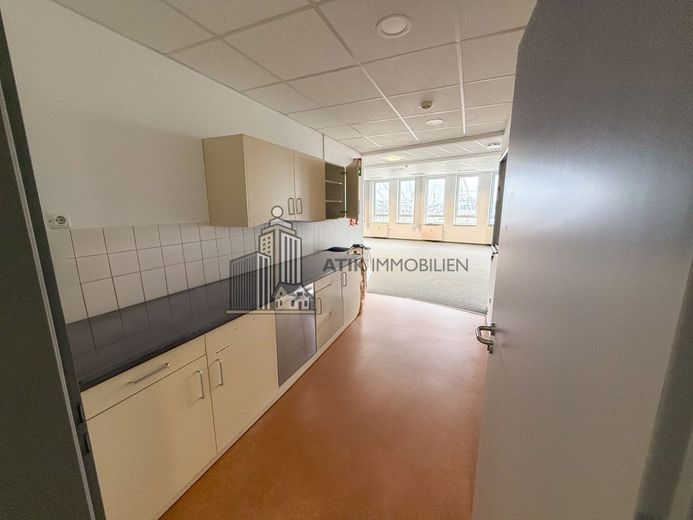 ATIK: Repräsentative Büroflächen im obersten Stockwerk mit exzellenter Aussicht – Teeküche