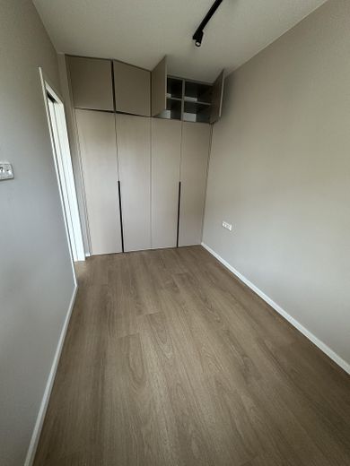 Erstbezug 2026 | Designer-Küche | Balkon | Ankleide | ruhig | teilmöbliert | mit Anmeldung – Schlafzimmer