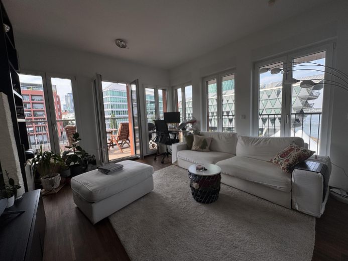 Wohnan auf dem Wasser - Exklusive 2-Zimmer Wohnung mit unverbaubaren Blick auf den Main – Wohnzimmer