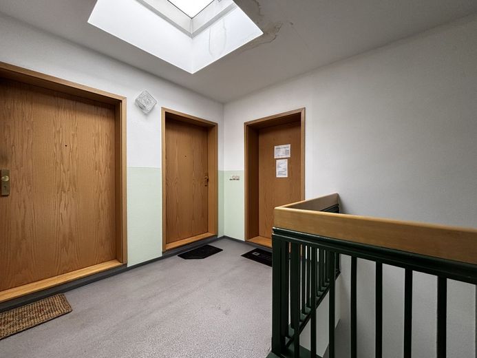 modernisierte/helle und möblierte Dachgeschosswohnung - 1,5 Zi. Küche mit EBK/Wannenbad  - ca. 35m² - zentrumsnah – 260703_ETW_BOS44_Nr.13_002_Eingangsbereich
