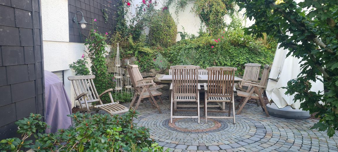 Großzügiges Architektenhaus mit Einliegerwohnung auf traumhaft angelegtem Grundstück – Morgenterrasse