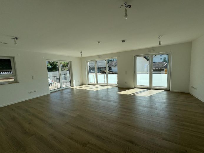 Hochparterre 3 Zimmer Wohnung, mit Garten, Terrasse, Balkon, Smarthome, Glasfaser – Wohnzimmer