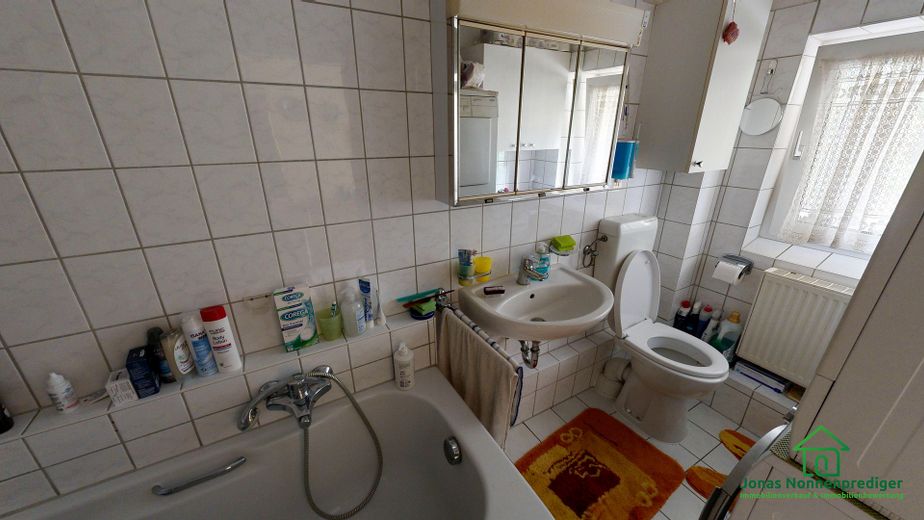 منزل مستقل مع شقة ملحقة وحديقة شتوية - دون عمولة على المشتري – Badezimmer mit Wanne