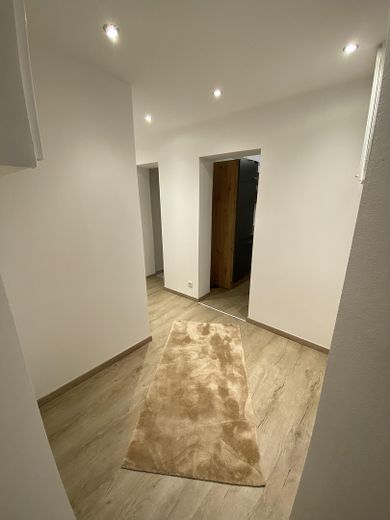 Reformado, amueblado, primera ocupación, entrada propia, céntrico – Flur