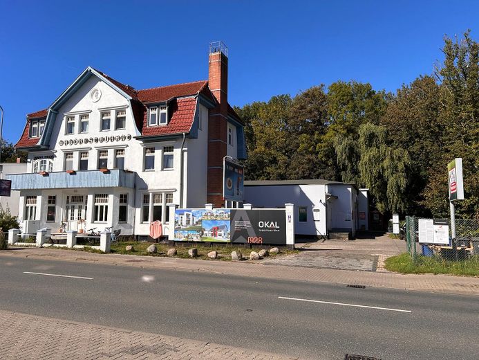 Rentables Wohn- und Geschäftshaus in guter Lage der Hansestadt Rostock – Auffahrt und Gewerbeobjekt