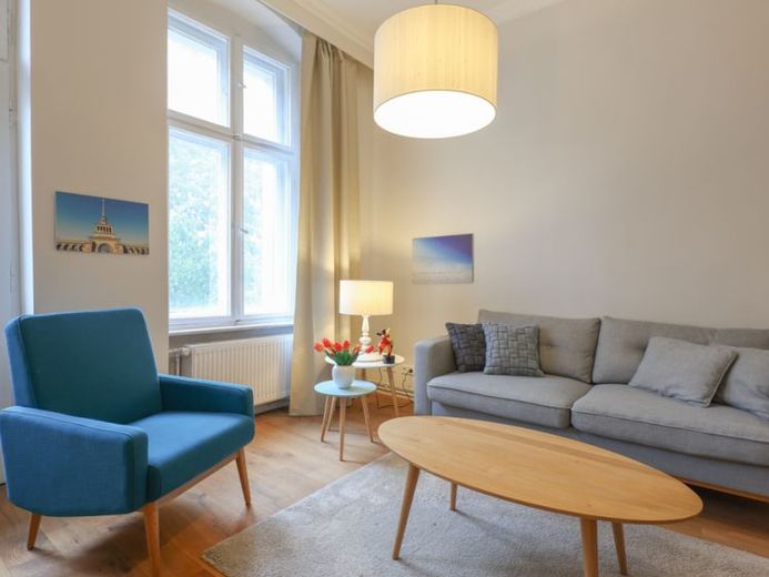Nahe Mauerpark: bezugsfreie & möblierte 2,5 Zimmer Altbauwohnung mit Balkon zu verkaufen – Foto 1