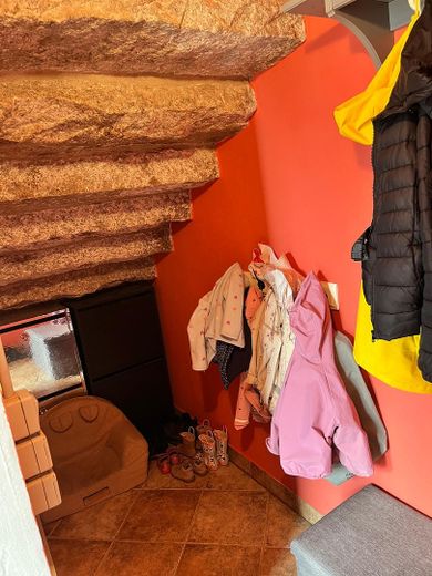 Dom jednorodzinny z przestronną częścią mieszkalną, tarasem i dwoma miejscami parkingowymi – Flur