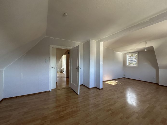VICINO AL CENTRO! Appartamento mansardato, unità condominiale in edificio plurifamiliare ristrutturato – Wohn- und Essbereich
