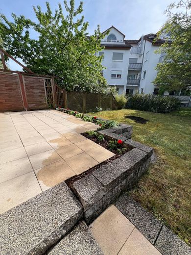 Traumhaftes Haus sucht liebevolle Familie mit Kindern – Blick von der Terrasse