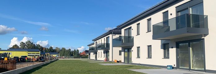 Obra nueva en Luckau: apartamento de 2 habitaciones disponible de inmediato, apartamento de 3 habitaciones a partir de enero de 2027; ambos con balcón – Rückseite der Liegenschaft