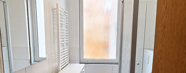 Gemoderniseerd 3-kamerappartement in een oud gebouw met echt houten parket & nieuwe inbouwkeuken – Fürth binnenstad – Badezimmer (mit KI aufgeräumt)