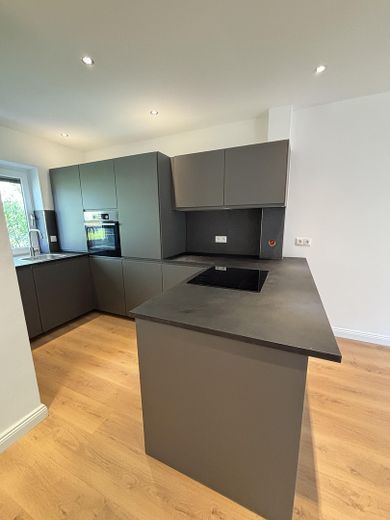 Gemoderniseerde rijwoning met warmtepomp, energielabel B en garage, zonder courtage – Foto 3