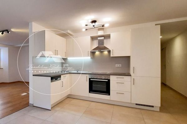 Elegante appartamento di 3 locali (piano terra) con cortile interno, cucina componibile &amp; riscaldamento a pavimento - completamente ristrutturato nel 2022