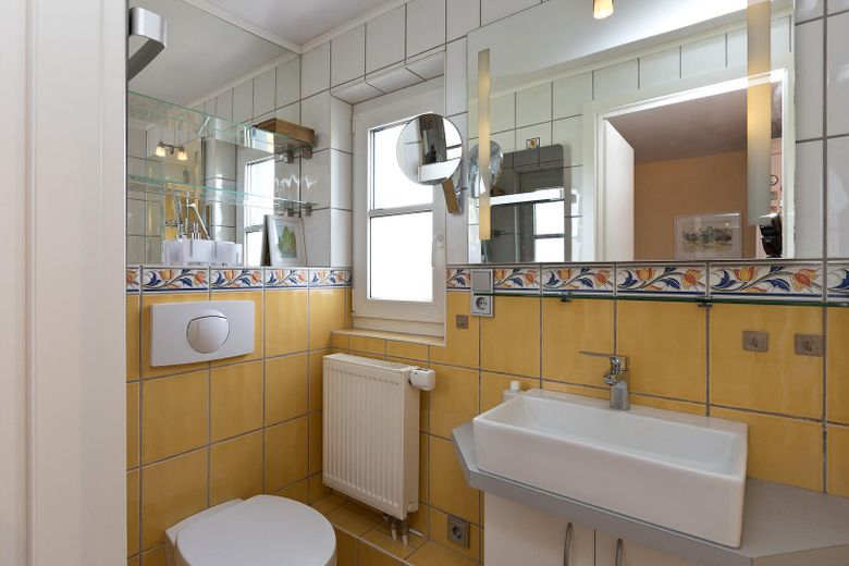 Haus am Fleesensee - unverbaubarer Seeblick - komplett möbliert – Bad 1