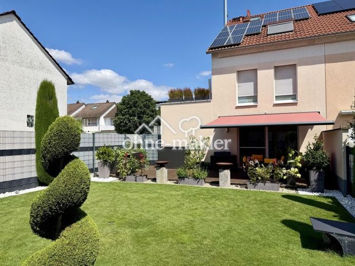 Trasferirsi e sentirsi a casa: casa a schiera di testa KfW-55 con giardino e ampia terrazza sul tetto – Foto 1