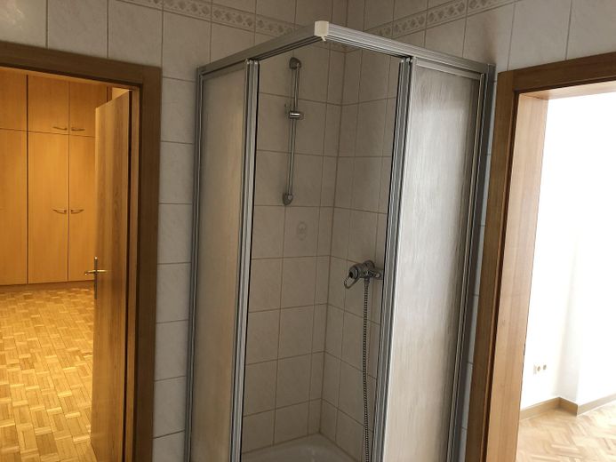 Neuwertige Wohnung mit vier Zimmern, Vollbad und EBK, Traumterrasse in Freiberg – Bad - Flur - Schlafzimmer