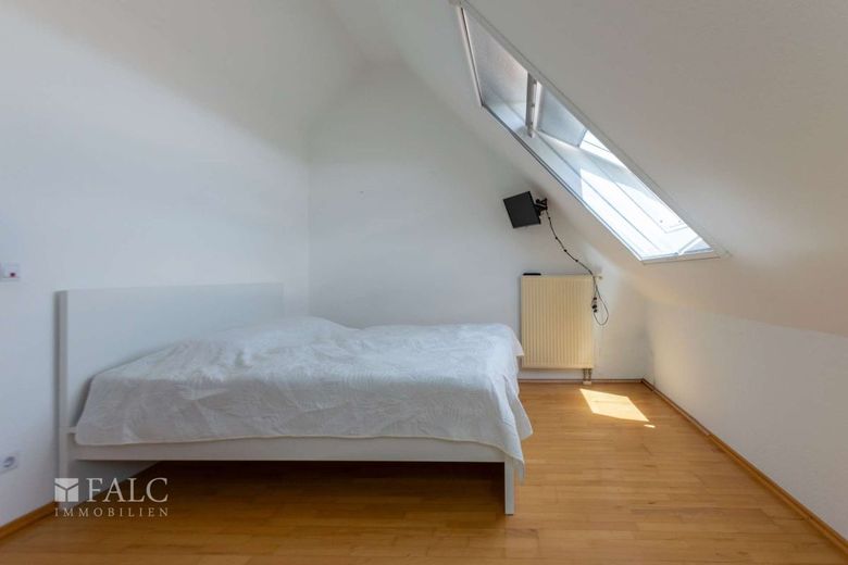 Wohnen auf zwei Ebenen - 3 Zimmer-Dachgeschosswohnung mit Loggia und TG-Stellplatz – Schlafzimmer