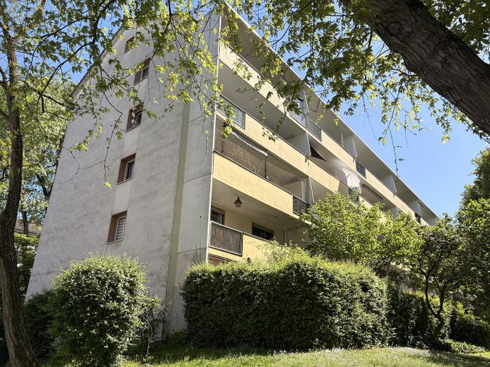 Renditestarke 3 Zimmer-Wohnung mit Balkon in einer sehr guten Lage zu verkaufen – Hausansicht