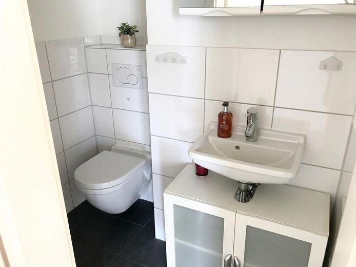 Vivienda acogedora en la ladera: luminosa, tranquila, accesible, con jardín y balcón – Gästetoilette