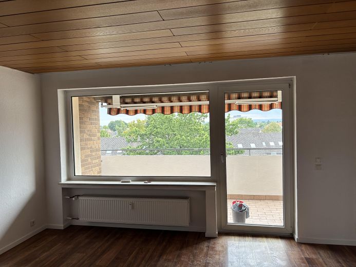 Appartamento di 3 locali appena ristrutturato con vista sul Deister, balcone, cucina componibile e ascensore a Berenbostel – Wohnzimmer
