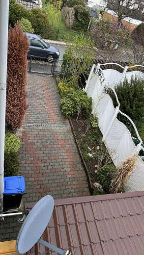 Eigenheim am SW-Stadtrand mit schönem Garten – Blick auf die Einfahrt