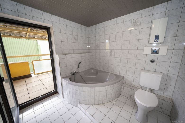 Hell und modern gehaltene Eigentumswohnung mit Balkon in zentraler Lage von Saarbrücken – Badezimmer