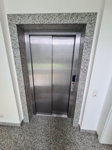 Abitare in esclusiva ad Augsburg-Göggingen: l’eleganza moderna incontra il comfort abitativo di alto livello – Aufzug im Treppenhaus