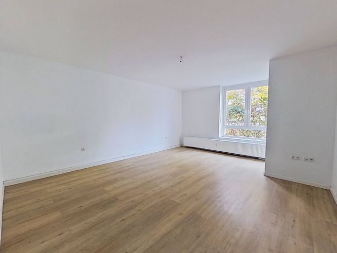 Moderne 3-Zimmer-Erdgeschosswohnung mit TERRASSE in Roding – Ansicht I: Wohn- und Esszimmer