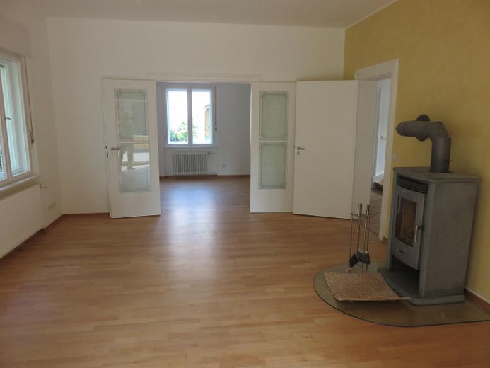 Sonnenterrasse und Saunalandschaft nahe Spandauer Forst – Wohnzimmer mit Kaminofen