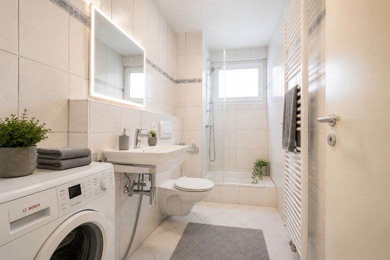 Appartamento per famiglie di rara bellezza – balcone esposto a sud-ovest, 2 bagni e posizione tranquilla di prim’ordine a Freiburg-Vauban – Tageslichtbad